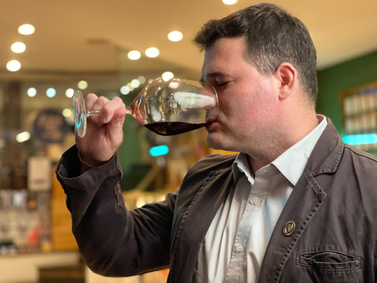 Sommelier de Anchieta conquista certificação internacional inédita