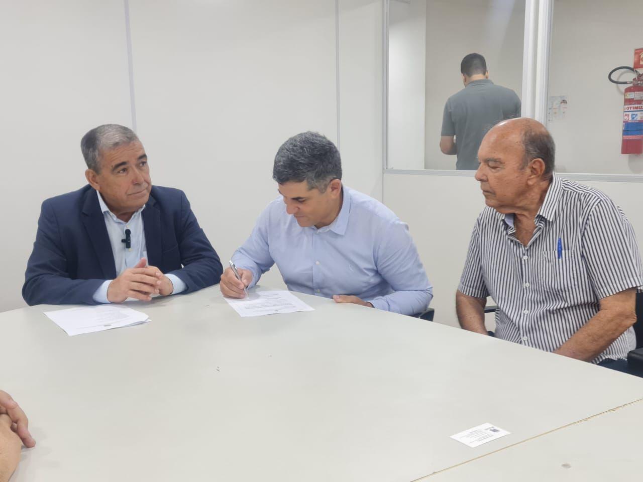 Assinatura de Ordem de Serviço da Orla de Piúma