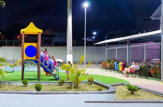 Criançada já aproveita praça e quadra do Morro da Penha