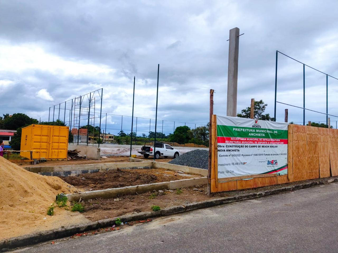 Obras adiantadas para construção de campo de futebol de areia