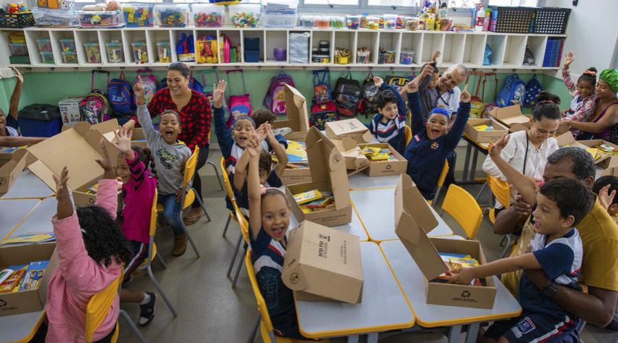 Prefeitura entrega kits de material escolar para alunos da rede municipal