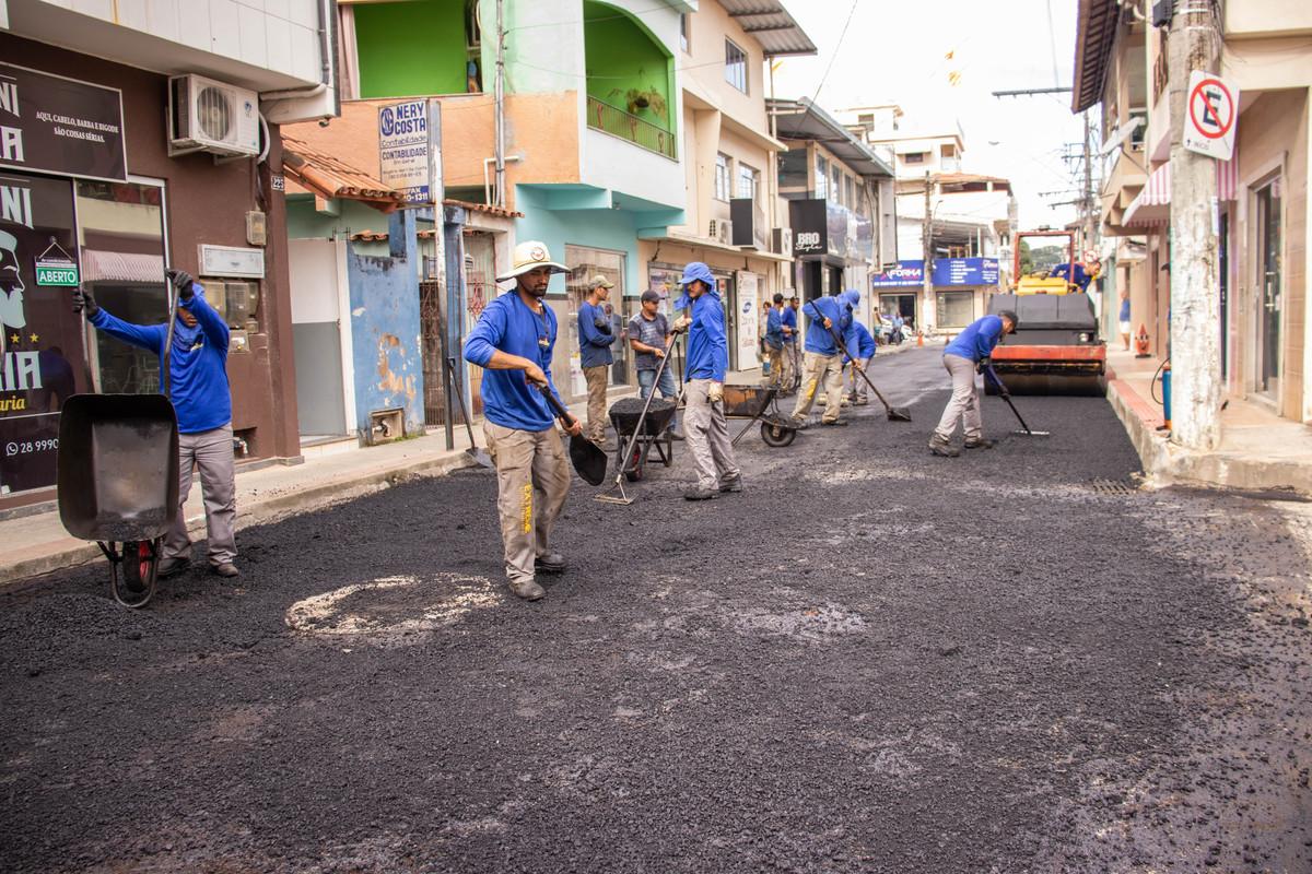 Programa ‘Asfalta Piúma’ da prefeitura inicia no bairro Limão