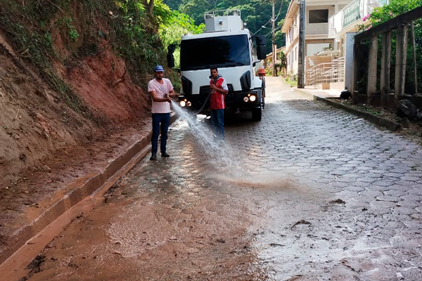 Secretaria de Obras e Serviços Urbanos realiza ação de limpeza no bairro Chácara da Providência