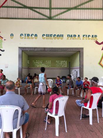 Brincadeiras criam conexões entre crianças, adolescentes e pessoas idosas