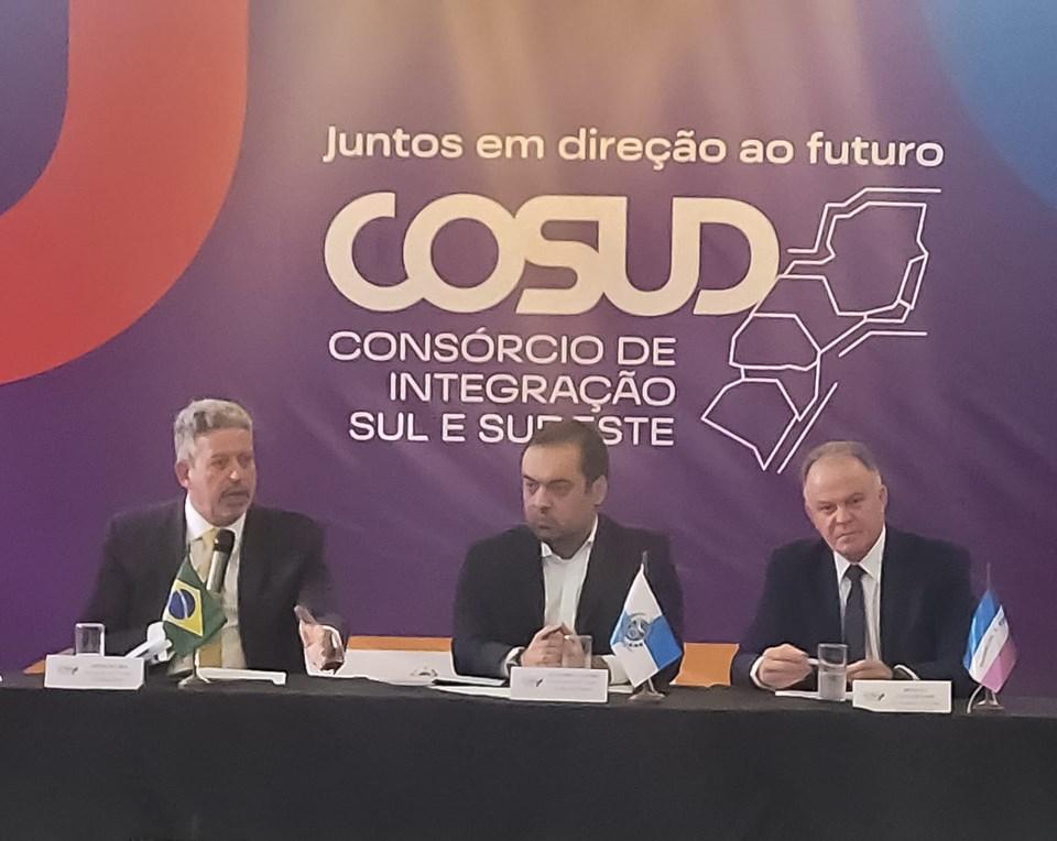 Casagrande debate reforma tributária em evento no Rio de Janeiro
