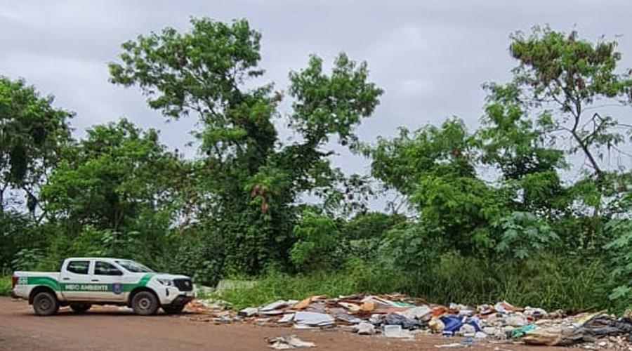 Fiscalização ambiental autua infratores por descarte de material irregular