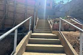 Muro de contenção e escadaria melhoram mobilidade em comunidades da Serra