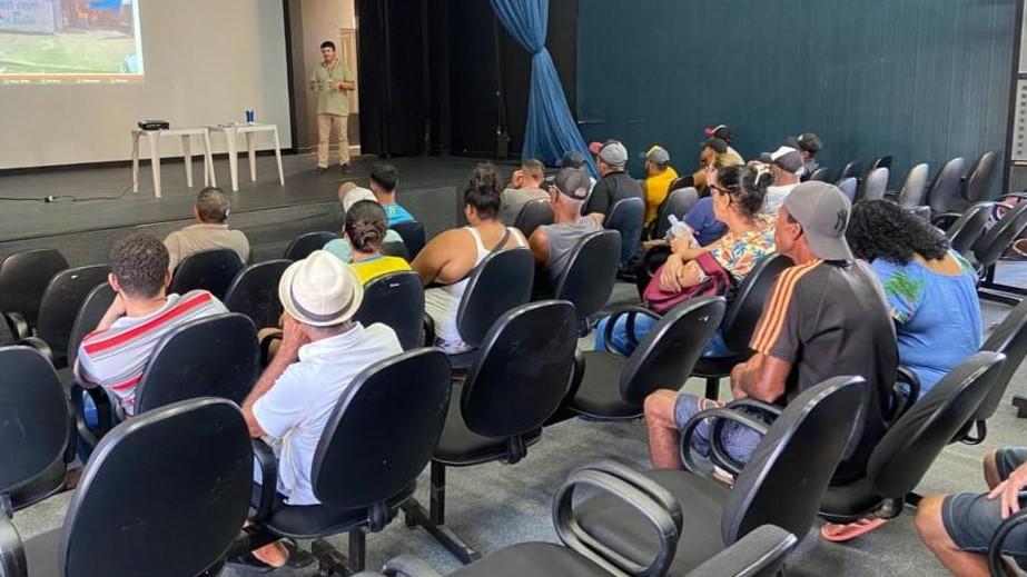 Prefeitura de Linhares realiza reunião com comerciantes ambulantes para orientação sobre legislação