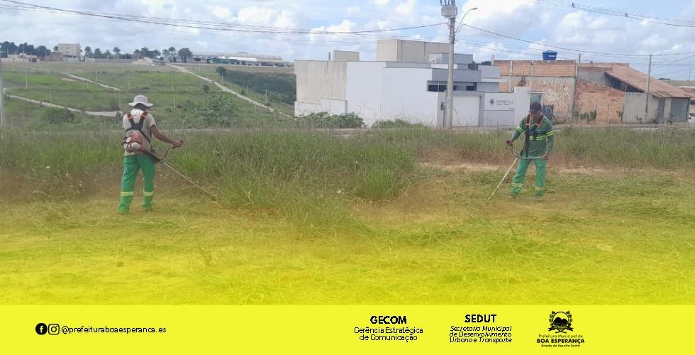 Prefeitura Promove a Manutenção de Lotes Públicos e Solicita Apoio aos Proprietários de Lotes Baldios