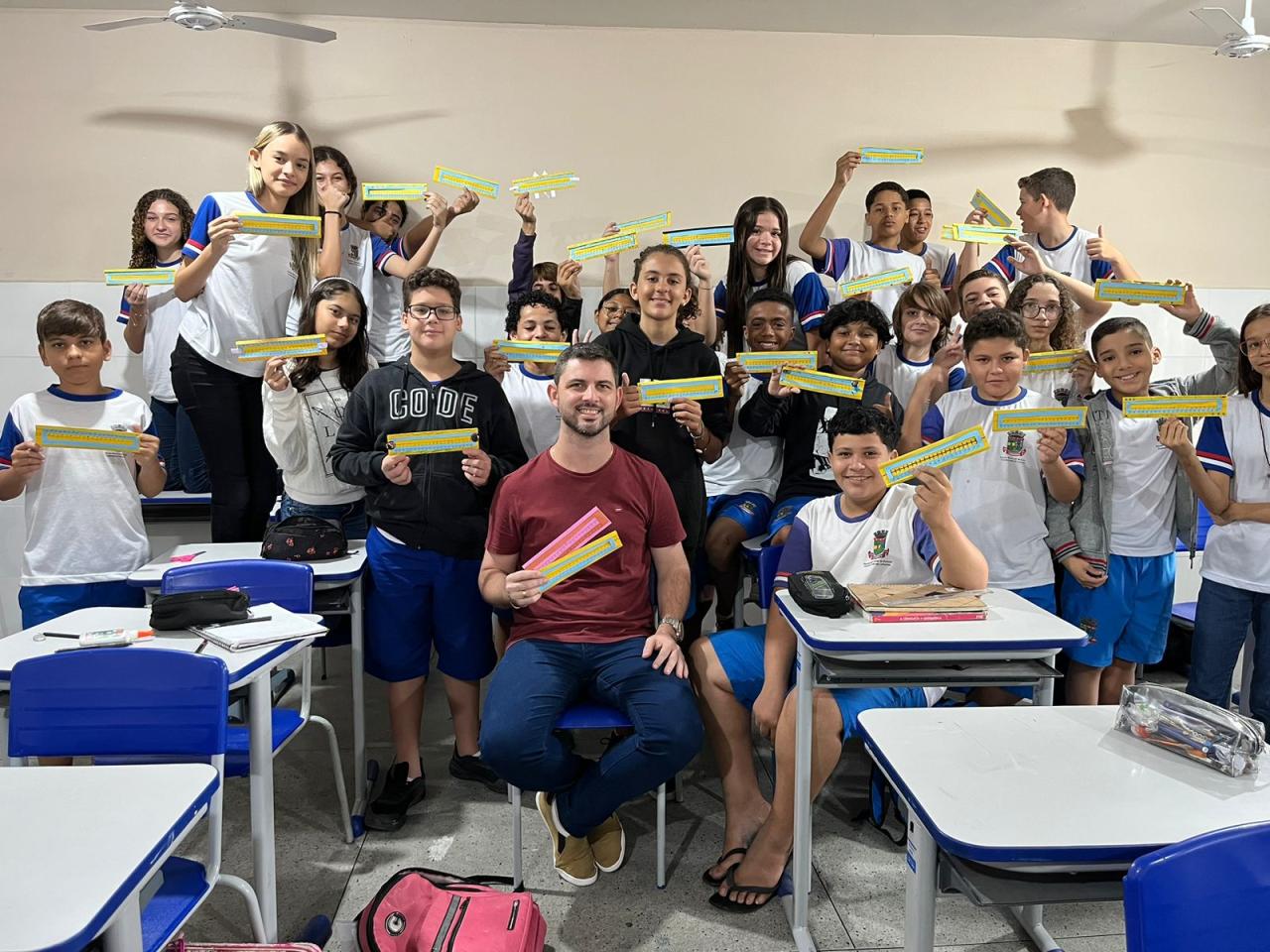 Professor do Elza Roni usa régua de cálculo e jogo de varetas para ensinar Matemática aos alunos