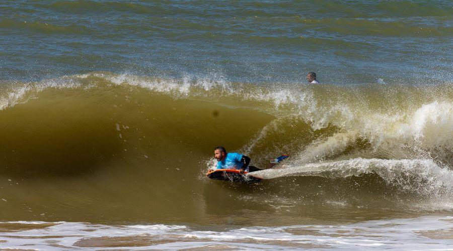 Atletas do bodyboard nacional mandam manobras radicais na Praia de Itaparica