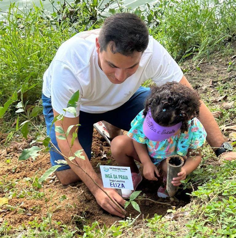 Escola promove caminhada no entorno da lagoa do Interlagos com plantio de mudas