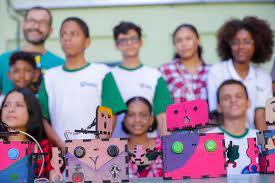 Estudantes da rede municipal apresentam robôs criados em sala de aula
