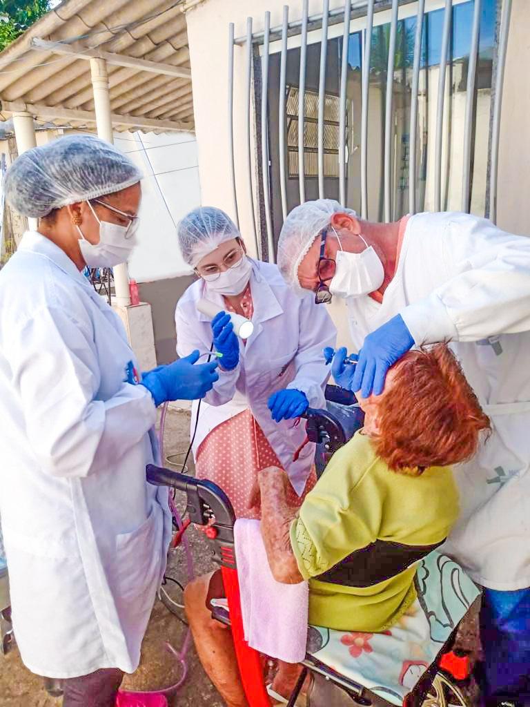 Secretaria de Saúde oferece atendimento odontológico domiciliar aos pacientes acamados e com dificuldade de locomoção