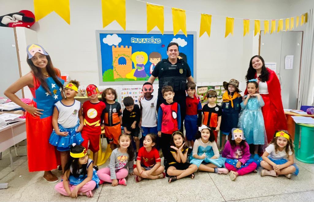 Alunos de escola do bairro Colina recebem a visita de super-heróis da vida real