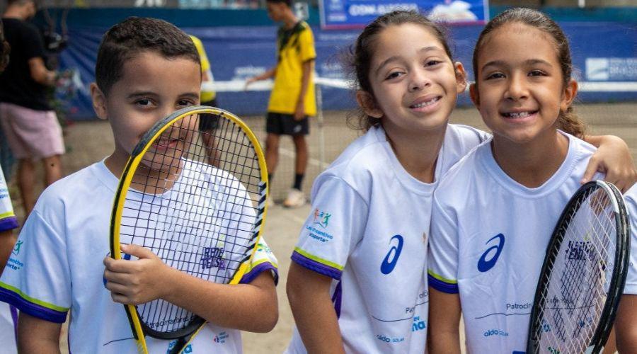 ​Projeto oferece aulas gratuitas de tênis para alunos da rede municipal