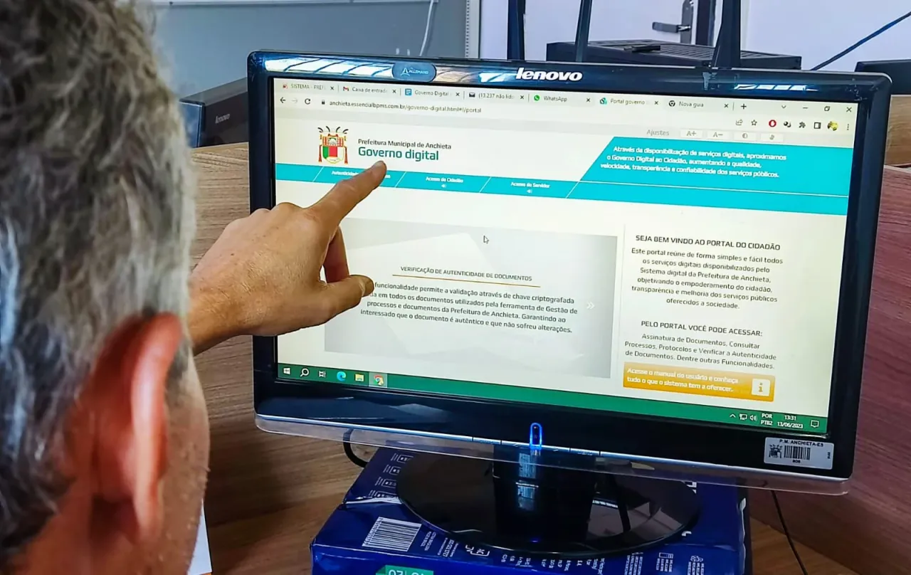 Anchieta economiza 243 mil folhas de papel com Governo Digital