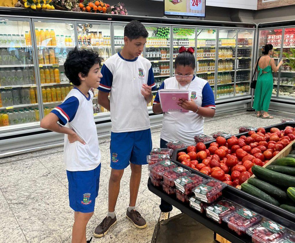 Estudantes de escola da Lagoa do Meio aprendem sobre educação financeira com pesquisa em supermercado