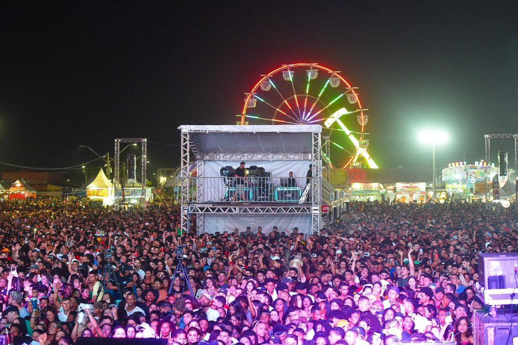 Expo Linhares: Zé Felipe e Alemão do Forró agitam a terceira noite de shows