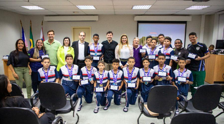 Jovens atletas campões estaduais dos Jogos Escolares recebem homenagens