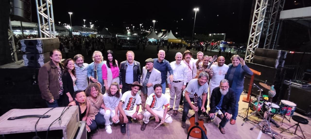 Mais de 12.000 pessoas prestigiam a segunda noite do Festcol e Expocol