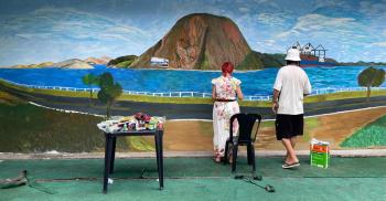 Pessoas em situação de rua participam da produção de obra de arte