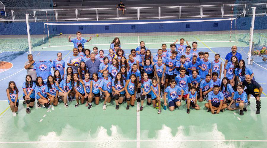 Prefeitura faz entrega de uniformes aos alunos do núcleo de vôlei de quadra