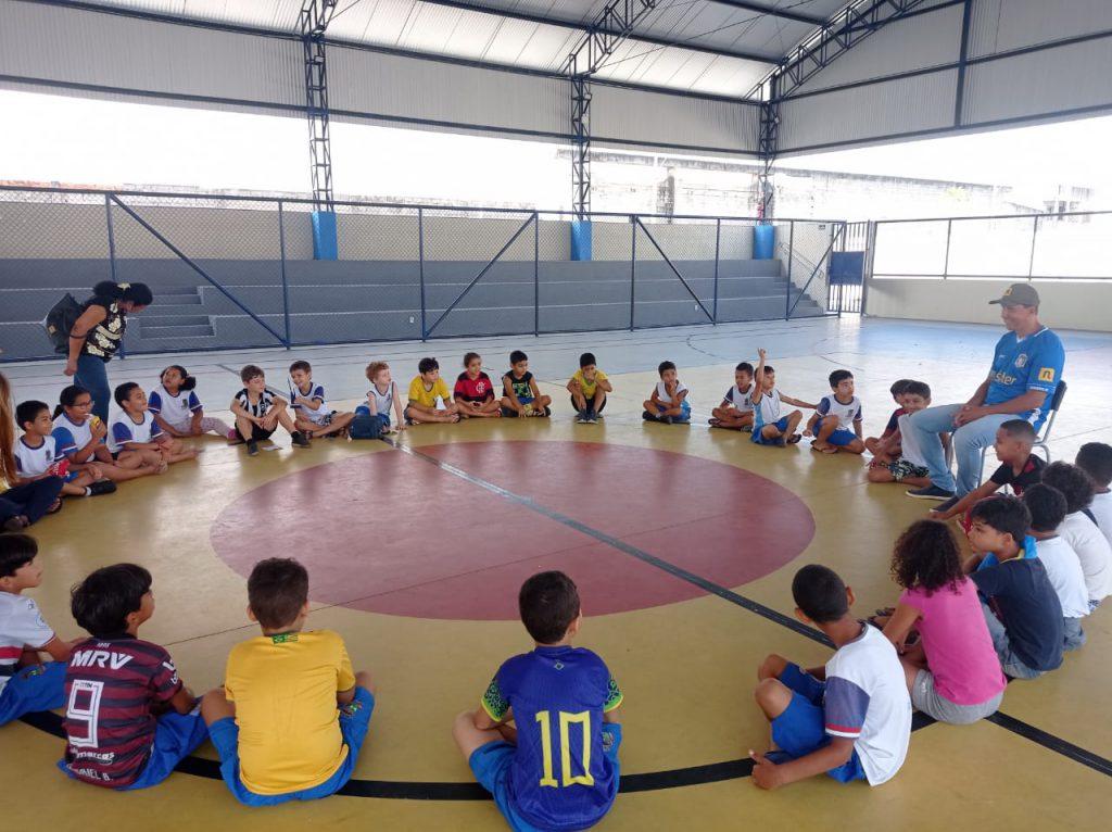 Ex-jogador de futebol Fabiano Eller visita escola de tempo integral do bairro Palmital