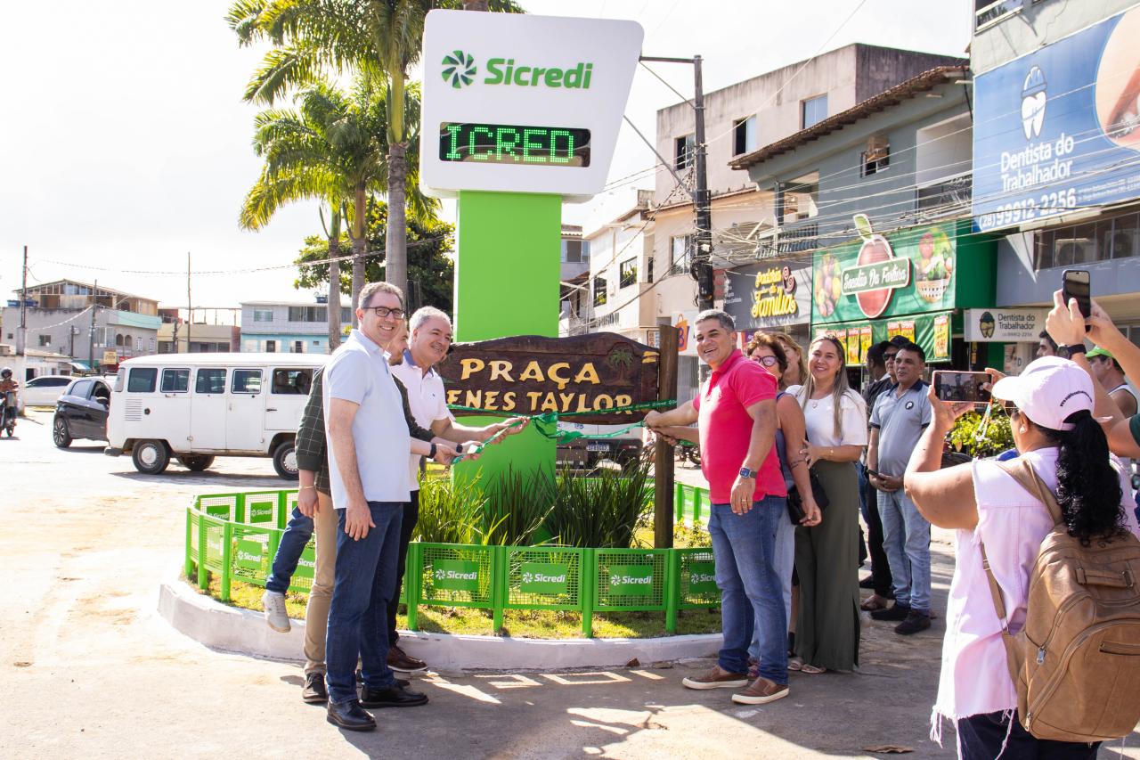 Piuma recebe relogio digital do sicredi na praca oenes taylor