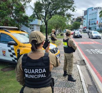 Semana Nacional do Trânsito: Guarda de Vitória realiza campanha com motociclista