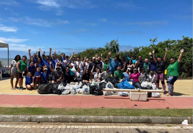 Voluntários e prefeitura recolhem uma tonelada de lixo das praias de Anchieta