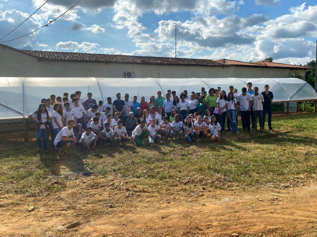 Prefeitura de Linhares entrega terreiro suspenso para Associação Escola Família Agrícola de Marilândia