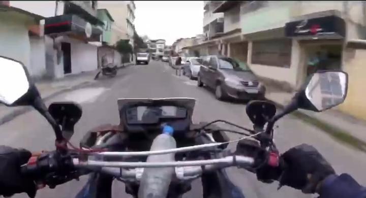 Homem alcoolizado empina moto, tenta fugir, mas é perseguido e preso em Vila Velha