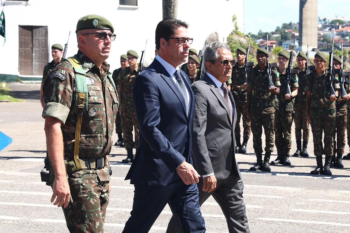 Comandante do Exército recebe honraria