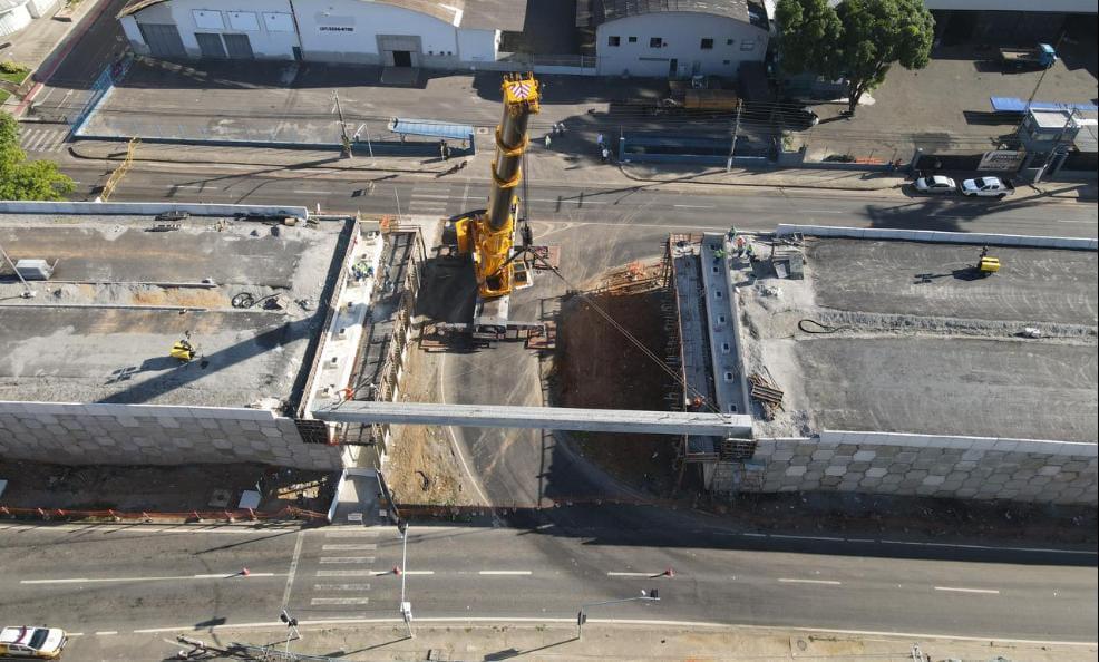 Começa o içamento das vigas da construção do viaduto; avenida segue interditada