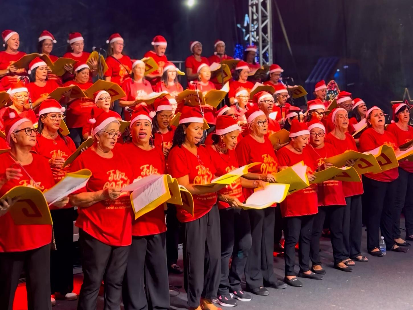 Cantata de Natal encanta moradores e visitantes na Praça Dona Carmen