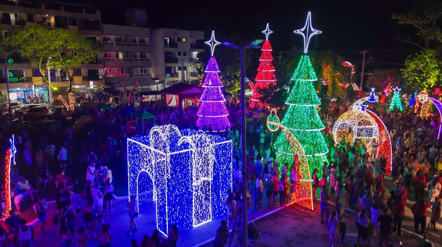 Piúma inaugura decoração de Natal com luzes, música e espírito de esperança