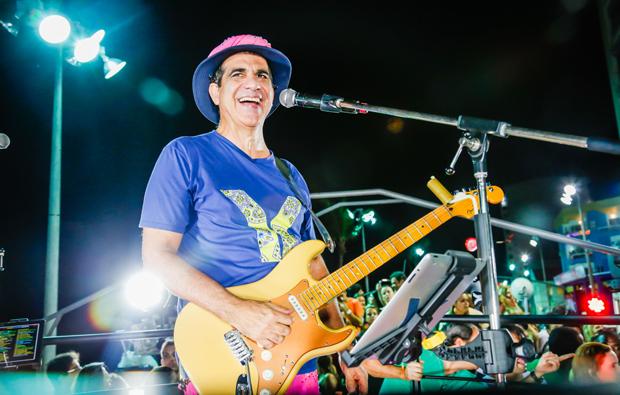 Durval Lelys vai agitar o Carnaval de Piúma 2025