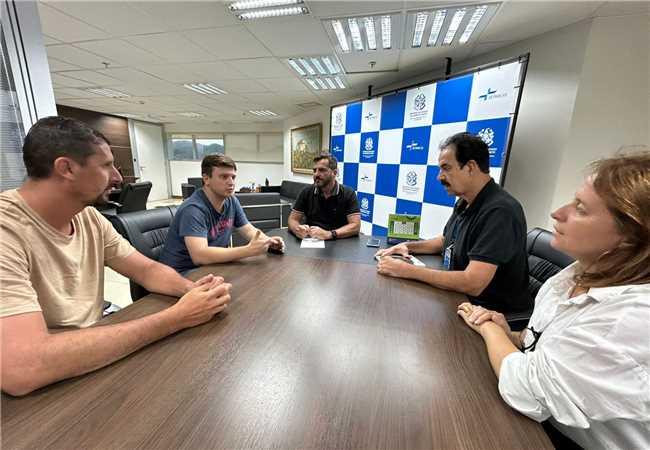 Prefeito de Alfredo Chaves discute melhorias no trânsito da cidade com o Detran