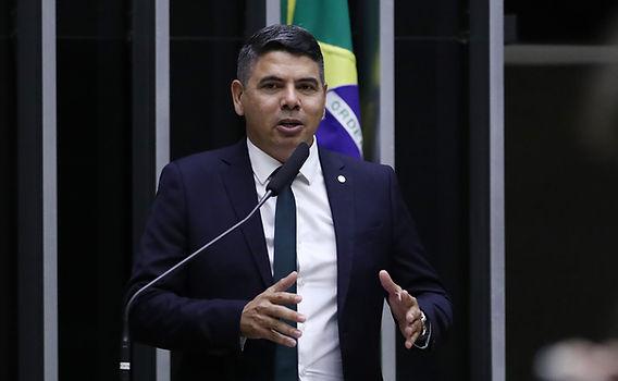 Deputado Federal Messias Donato assina projeto de lei “anti-Oruam” para proibir financiamento público a shows com apologia ao crime