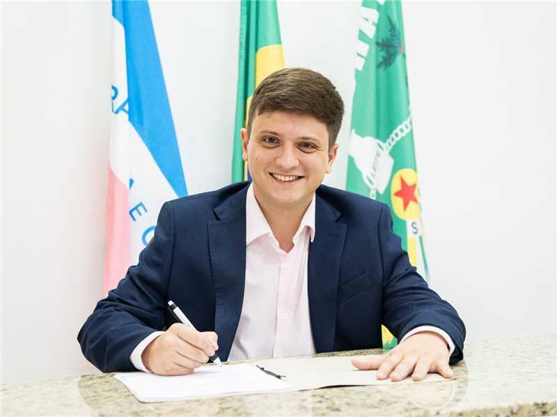 Prefeito sanciona lei que valoriza motoristas e operadores de máquinas