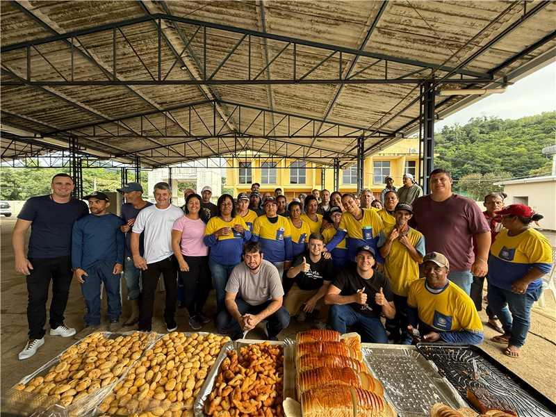 Prefeitura de Alfredo Chaves celebra o Dia do Gari com café da manhã e entrega de novos equipamentos