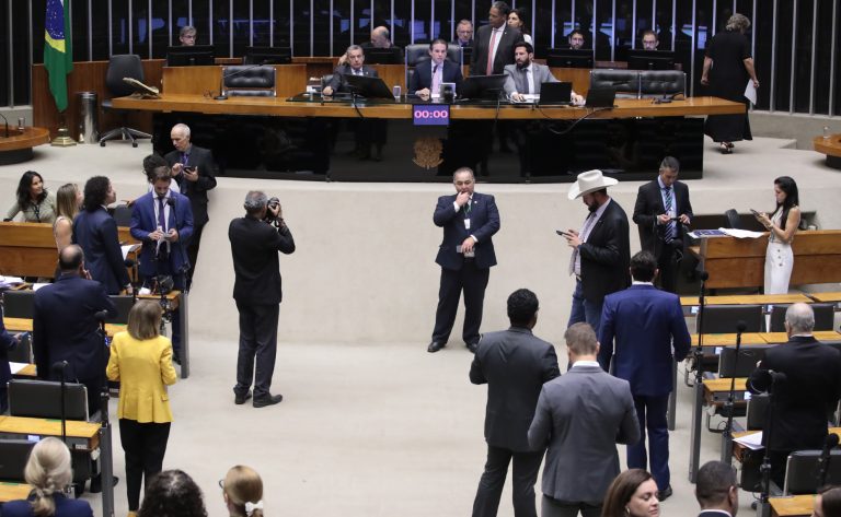 Câmara aprova MP que prevê isenção da taxa de verificação de taxímetros