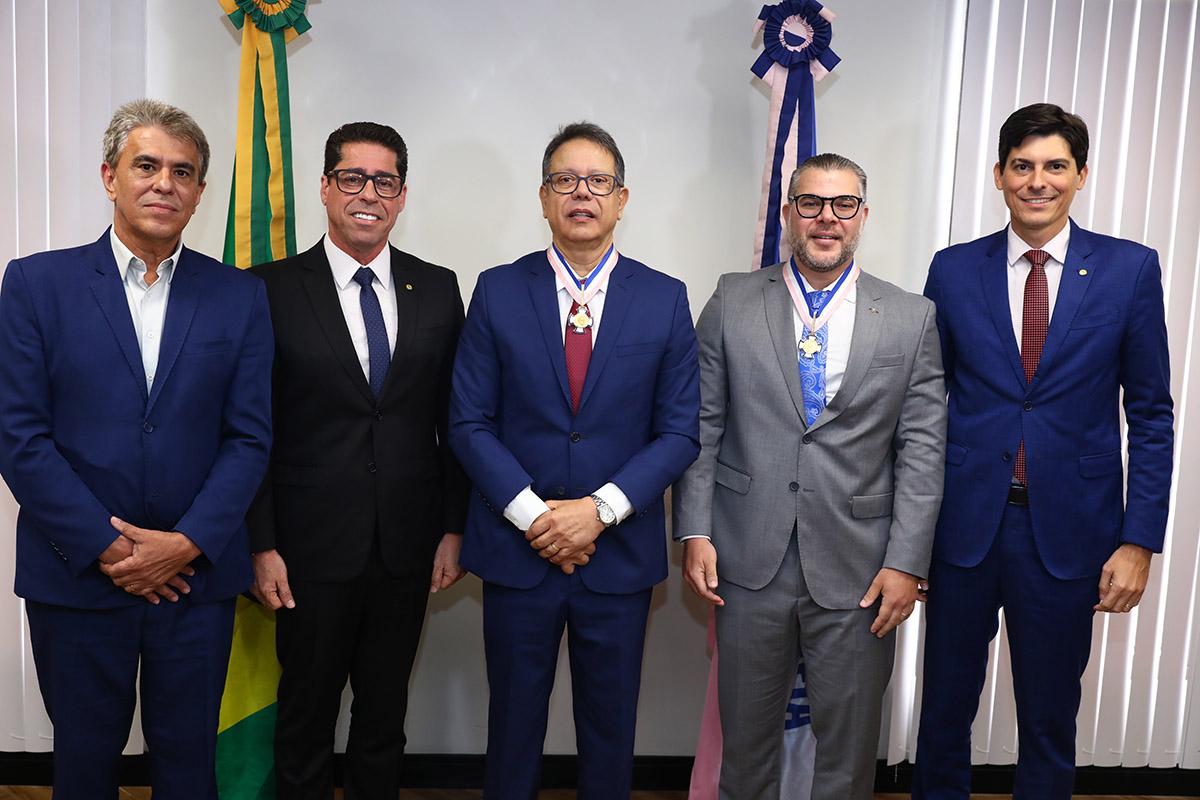 Ales entrega comendas a autoridades da Justiça e do MPES