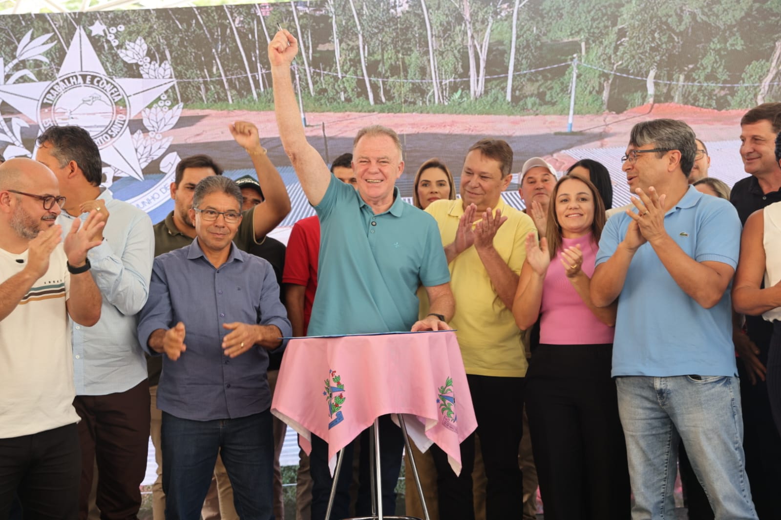 Governo do Estado realiza entregas e autoriza novos investimentos em Ibitirama