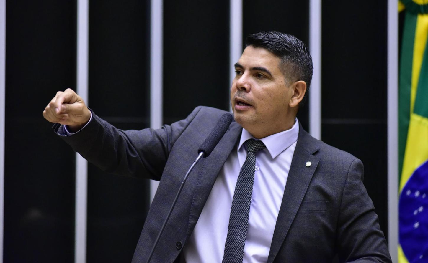 Deputado Messias Donato anuncia representação à PGR após desfile que homenageou Lula no Rio