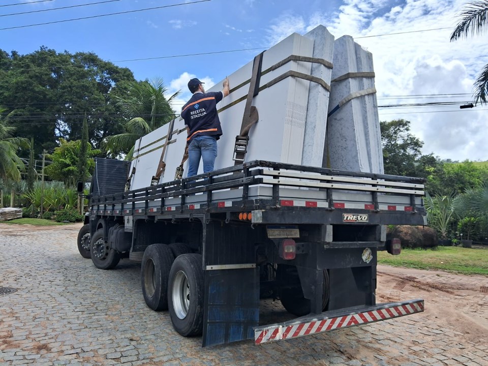 Blitz flagra transporte de rochas ornamentais sem documentos fiscais em Cachoeiro de Itapemirim