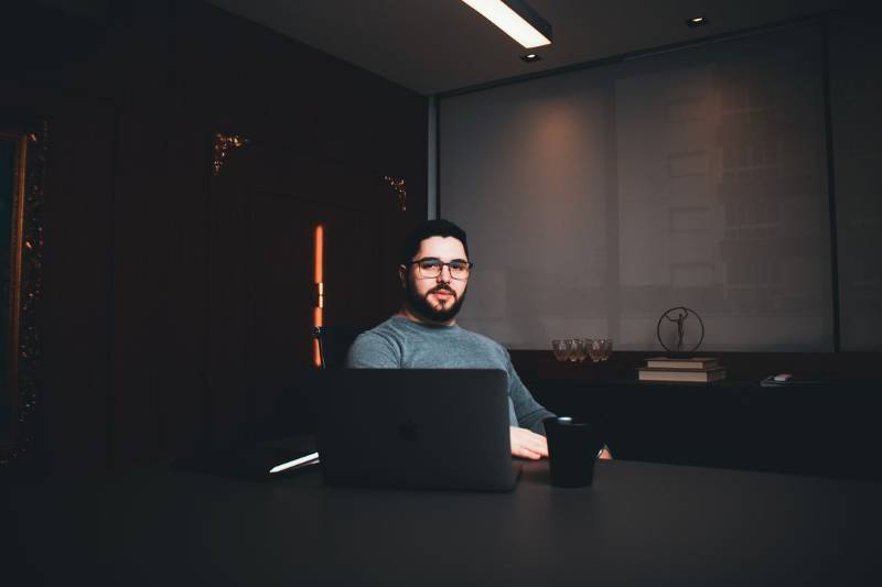 Empresas que auditam mídia paga antes de escalar economizam até 40% do orçamento, mas poucas fazem isso