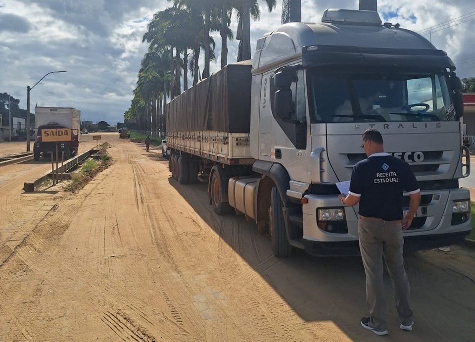 Fiscalização flagra transporte irregular de carga de café avaliada em mais de R$ 500 mil no Norte do Estado