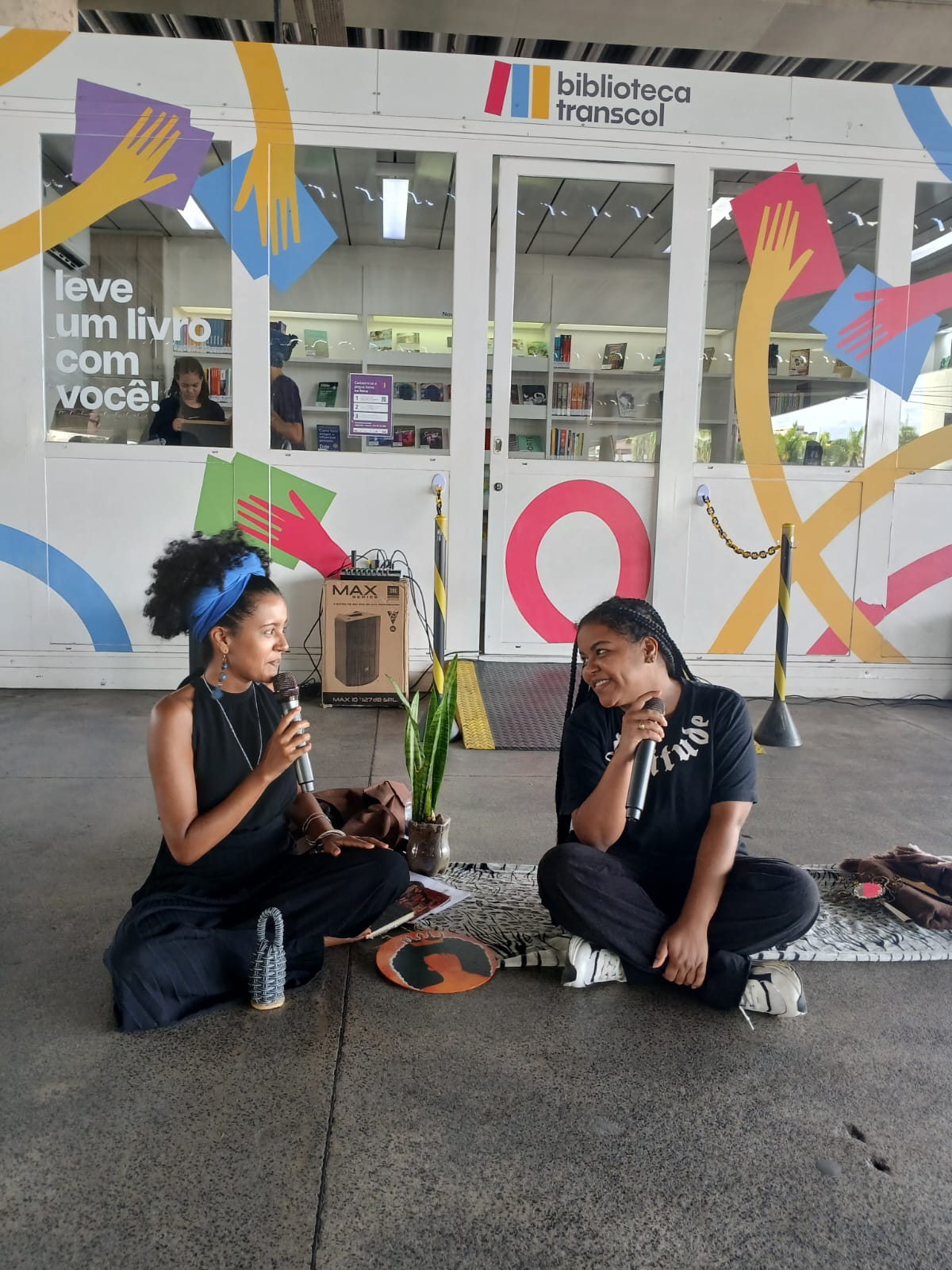 Biblioteca Transcol leva música, poesia e performances artísticas aos terminais em programação cultural de maio